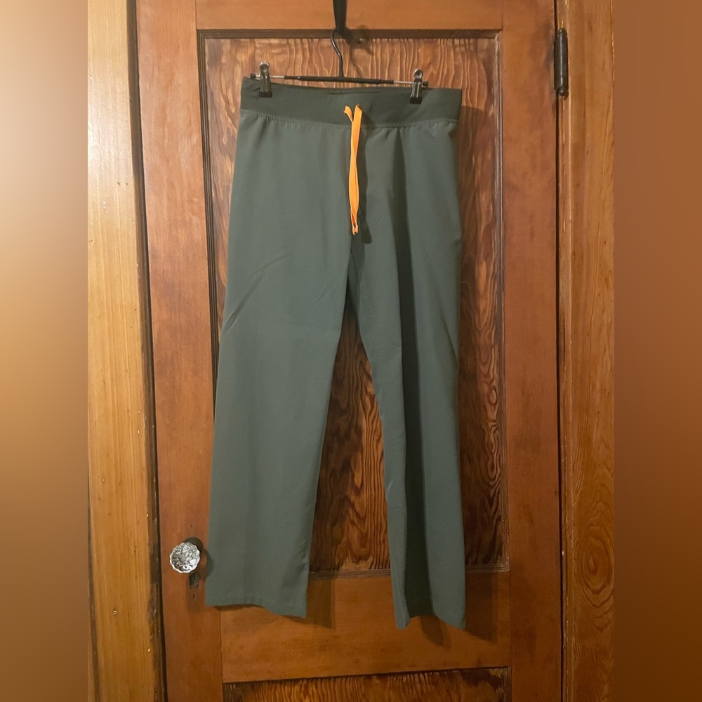 FIGS Livingston Scrub Pants in Moss Size Small Petite